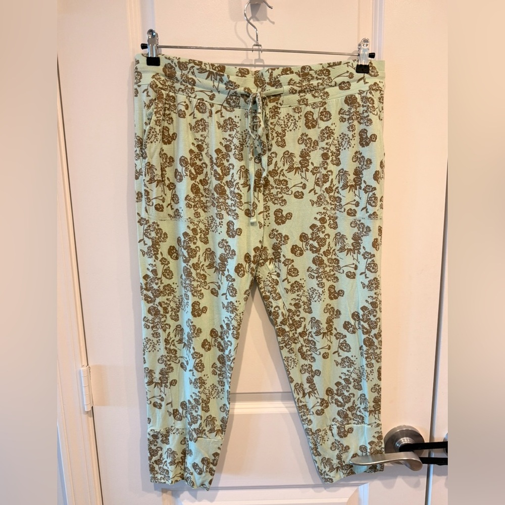 Kate Quinn Bamboo Capri Pants | XL | Mint Floral Print | Soft & Stretchy